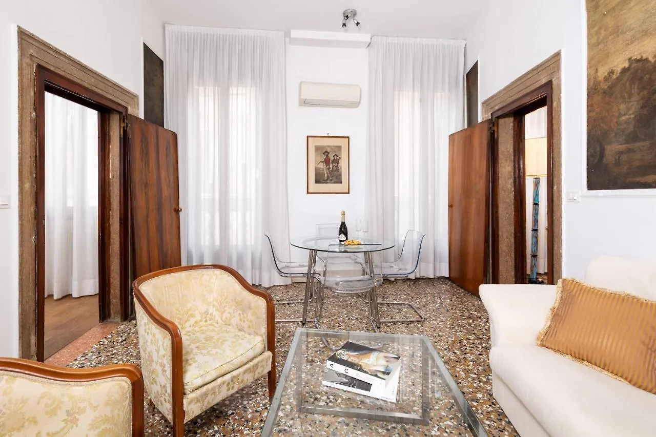 Residence Ca' Foscolo Venice 2*,